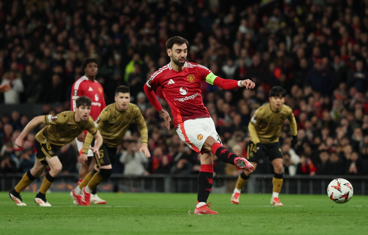 ... Và Bruno Fernandes cũng ghi bàn từ chấm 11m, gỡ hòa cho MU. (Ảnh: Reuters). 