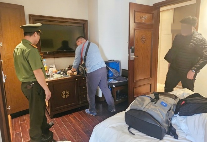 Lực lượng chức năng kiểm tra phòng khách sạn nơi đối tượng lưu trú tại Hà Nội