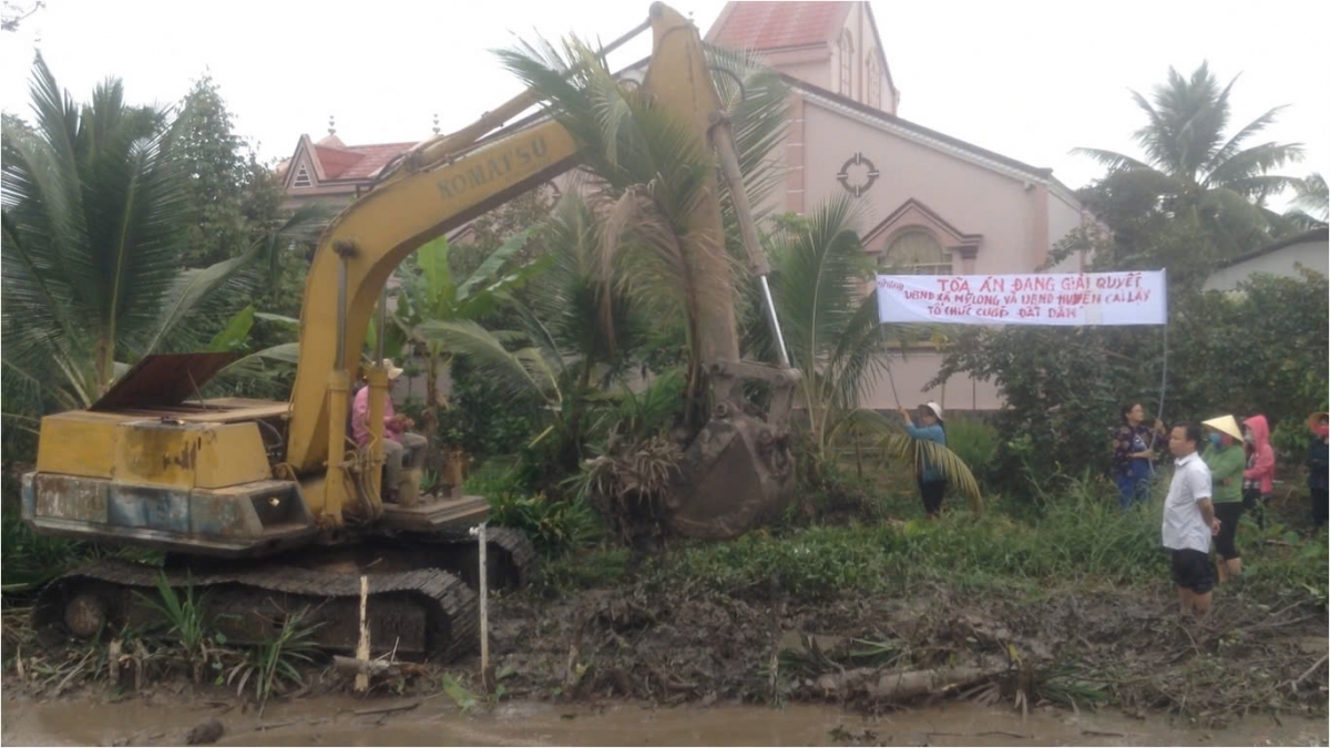 UBND huyện Cai Lậy vào năm 2018 đã chỉ đạo lực lượng "cưỡng chế" dù diện tích đất có tranh chấp đang được Tòa án đang thụ lý.