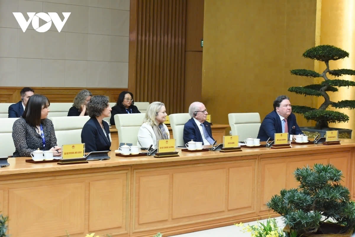 US Ambassador to Vietnam Marc E. Knapper (first from right) and representatives from US universities at the meeting