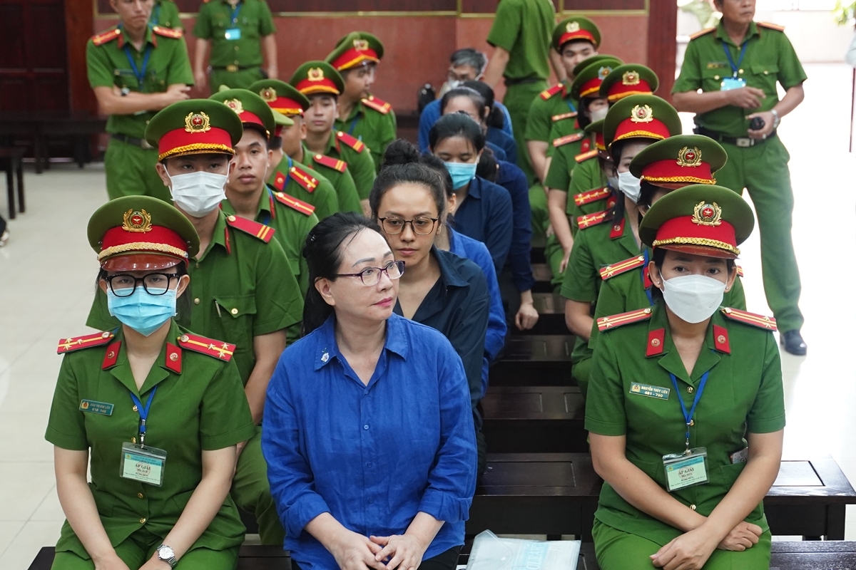 Các bị cáo liên quan sai phạm ở giai đoạn 2 của đại án đến toà phúc thẩm sáng 25/3. (Ảnh: A.T)