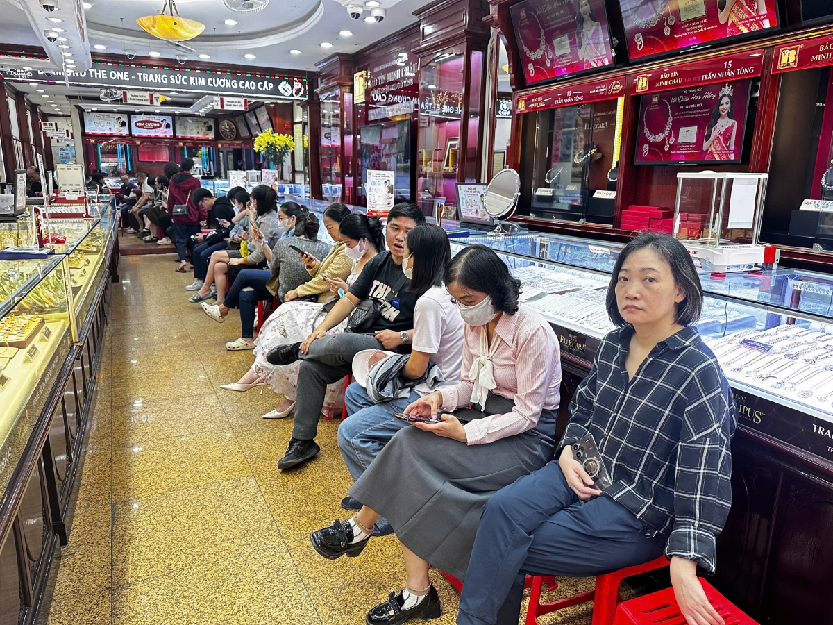 Người dân xếp hàng đợi mua vàng