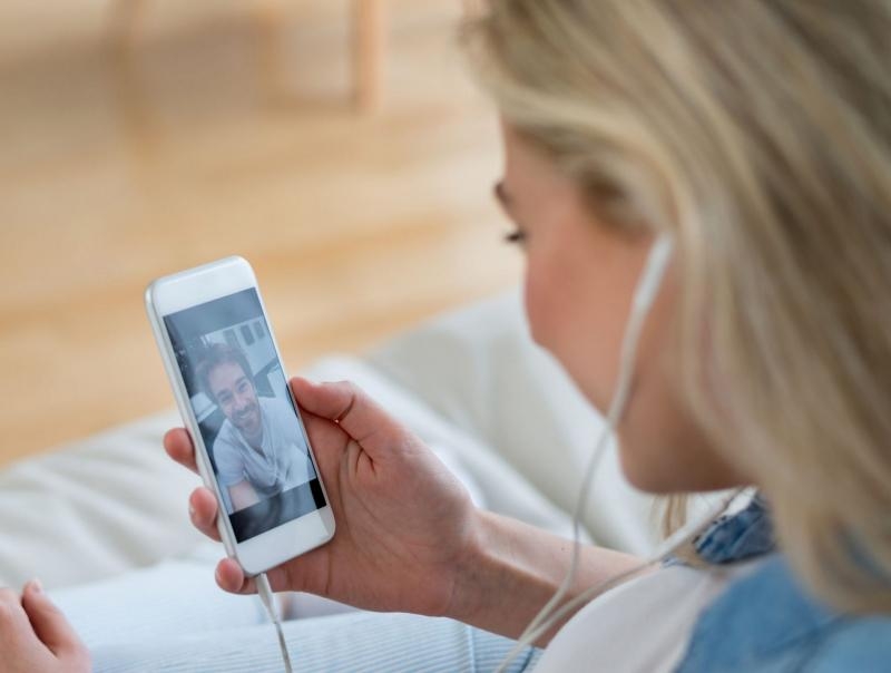 Yêu xa khiến tôi lo lắng về tương lai (Ảnh minh họa, nguồn: KT)