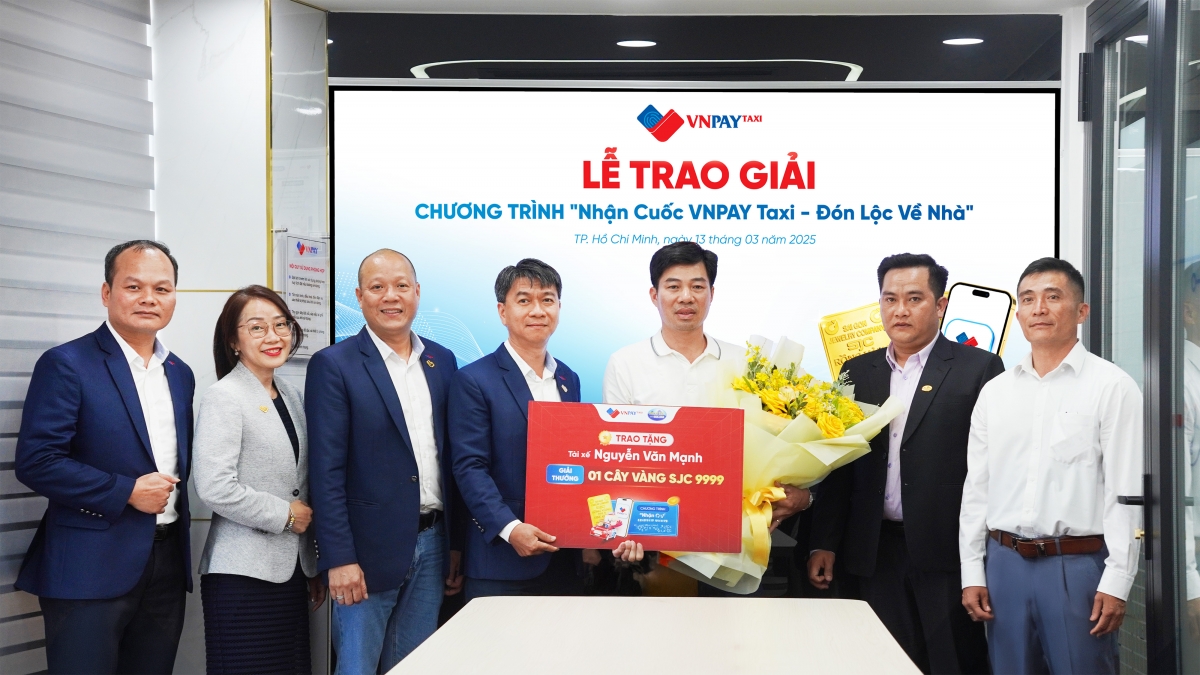 VNPAY Taxi trao thưởng “1 lượng vàng SJC” cho tài xế Đà Lạt Taxi - ông Nguyễn Văn Mạnh.