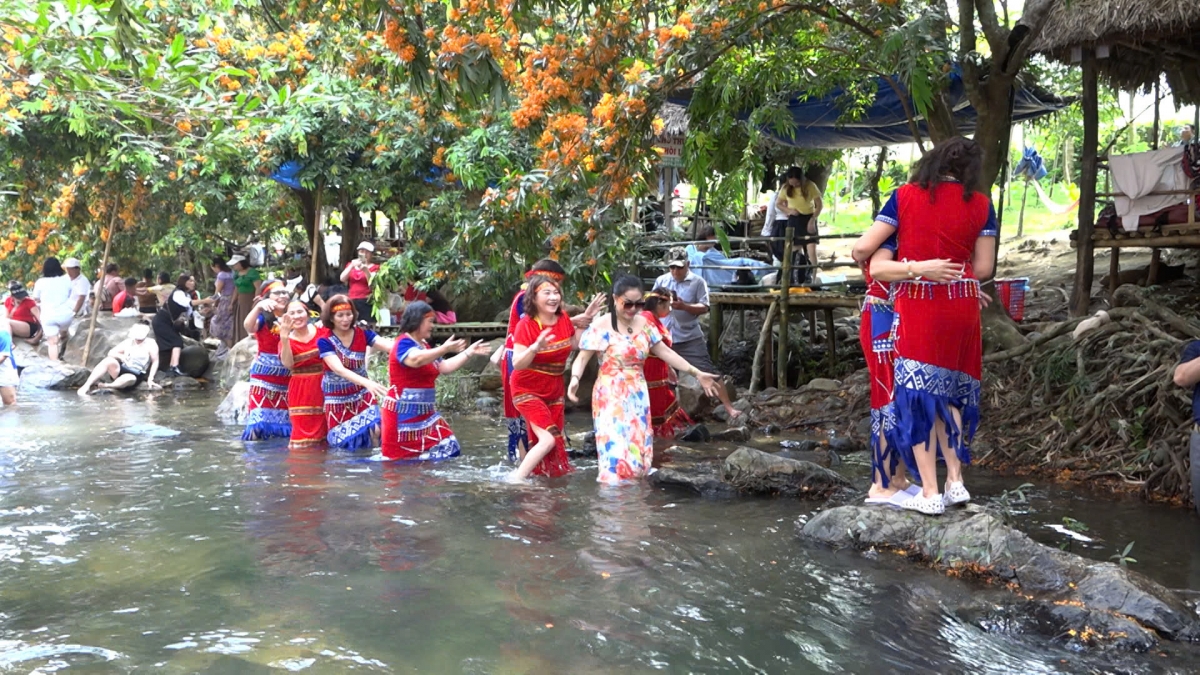 Người dân và du khách tham quan bên suối Tà Má.