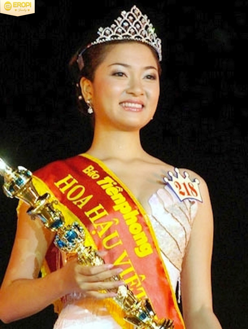 Hoa hậu Nguyễn Thị Huyền đăng quang khi 19 tuổi