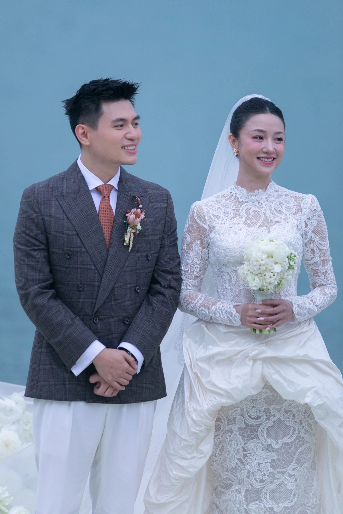 Sao Việt 10/3: Lễ cưới của Salim và Hải Long diễn ra bên bờ biển trong một khu resort tại TP Cam Ranh. Họ làm hôn lễ sau 15 năm quen biết, bốn năm về chung nhà. Cặp sao mời nhiều gương mặt nổi tiếng của làng giải trí.