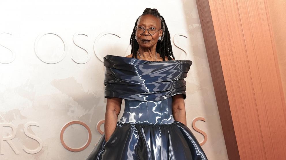 Goldberg, người đồng dẫn chương trình "The View" tham dự Lễ trao giải Oscar lần thứ 97 với tư cách là người dẫn chương trình. Vào tháng này cách đây 34 năm, Goldberg đã giành giải Oscar cho nữ diễn viên phụ xuất sắc nhất cho vai diễn của bà trong bộ phim "Ghost" năm 1990, bộ phim cũng có sự tham gia của Demi Moore và cố diễn viên Patrick Swayze.