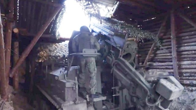 Binh sỹ Nga vận hành hệ thống pháo. Ảnh: Telegram