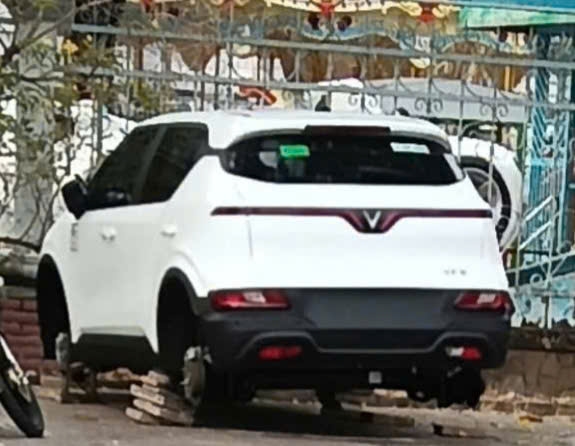 Ô tô bị mất 4 bánh xe khi đậu trên vỉa hè