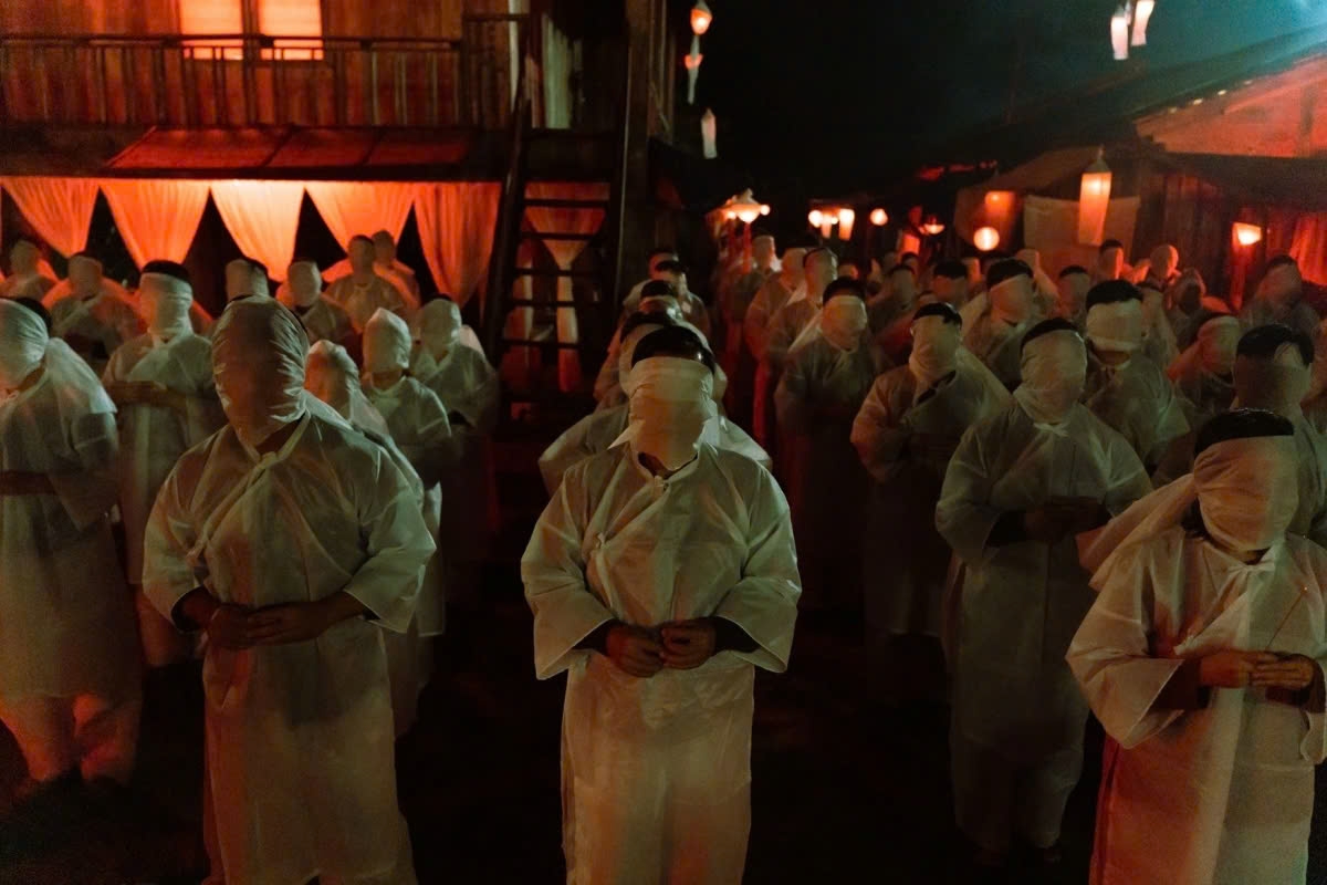 "Quỷ nhập tràng", phim Việt đầu tiên chào sân trong tháng 3, mở ra không gian u linh của một ngôi làng trên vùng núi cao, nơi người dân chuyên hành nghề mai táng. Bỗng một ngày, cuộc sống của cặp vợ chồng Quang và Như trở nên xáo động khi phát hiện ra cỗ quan tài vô chủ trong mảnh đất nhà mình. Làm nghề khâm liệm người chết, Như luôn dũng cảm và dửng dưng trước những hiện tượng tâm linh. Tuy nhiên, kể từ ngày “động quan” cỗ quan tài lạ, cô dường như luôn bị ai đó bám riết. Cùng lúc, hàng loạt những cái chết lạ lùng và thê lương liên tục xảy ra trong ngôi làng nhỏ. "Quỷ nhập tràng" dự kiến ra mắt vào ngày 7/3.