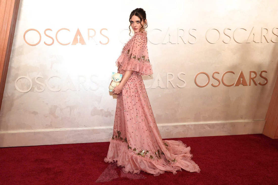 Charlotte Lawrence toát lên vẻ yêu kiều với chiếc đầm hồng dài. 