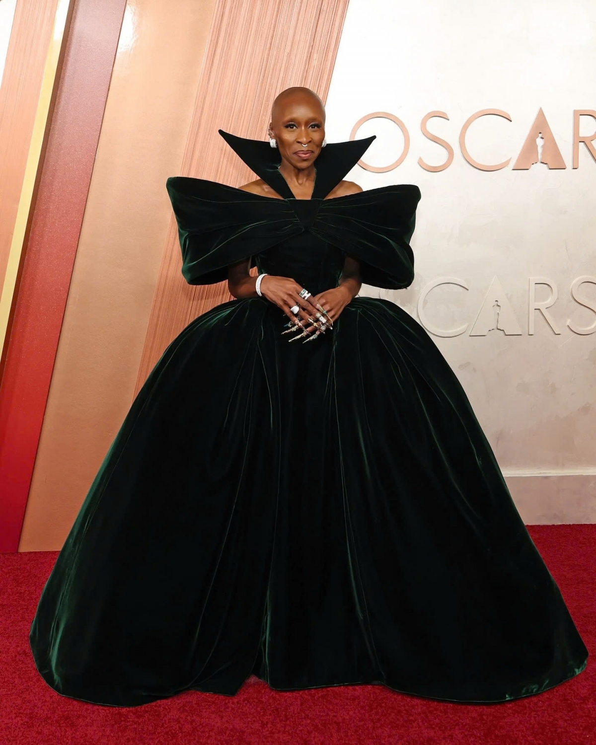 Cynthia Erivo - ngôi sao được đề Nữ diễn viên chính xuất sắc với phim Wicked. Trên thảm đỏ, cô hóa thân thành chính nhân vật Elphaba với chiếc váy dài màu xanh lá đậm.