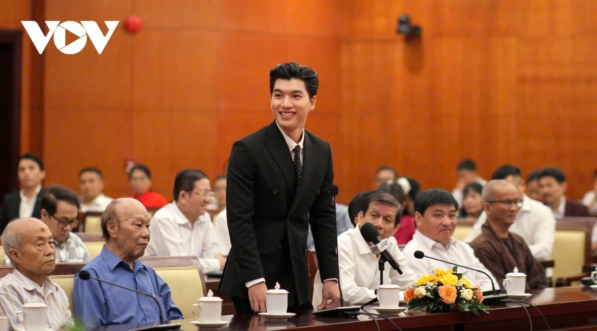 Tại các sự kiện quan trọng, HIEUTHUHAI diện suit bảnh bao, đi kèm với cà vạt cùng tông màu. 