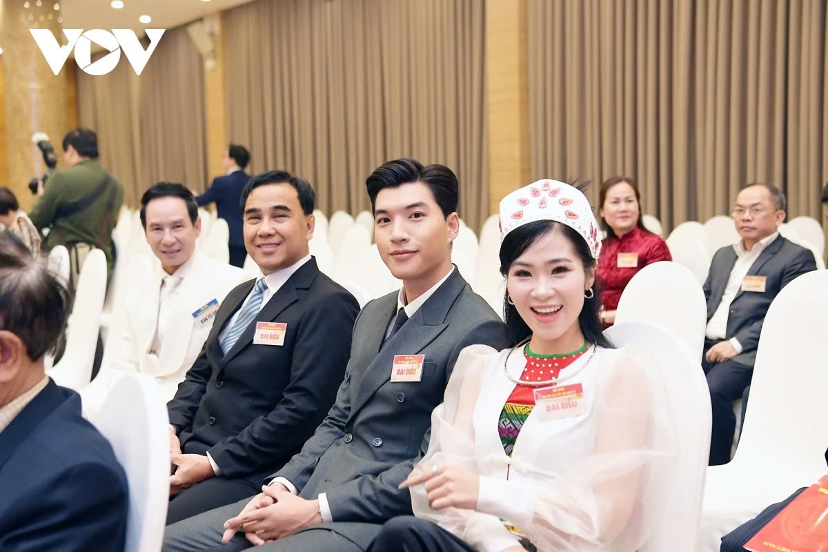 Tại hội nghị gặp mặt đại biểu văn nghệ sĩ vào cuối năm 2024, HIEUTHUHAI xuất hiện với phong cách lịch lãm và trưởng thành với bộ suit xám trang nhã.