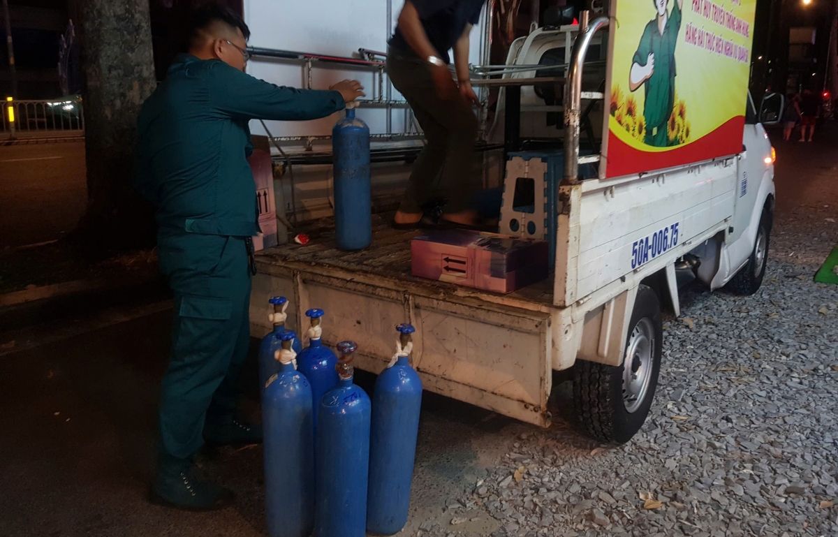 Qua kiểm tra, lực lượng chức năng đã tịch thu nhiều bình "khí cười"