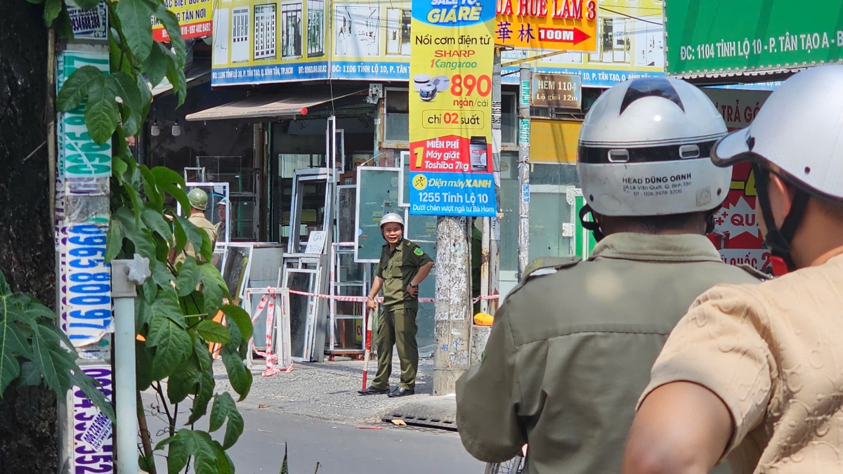 Lực lượng chức năng phong tỏa hiện trường, điều tra vụ việc