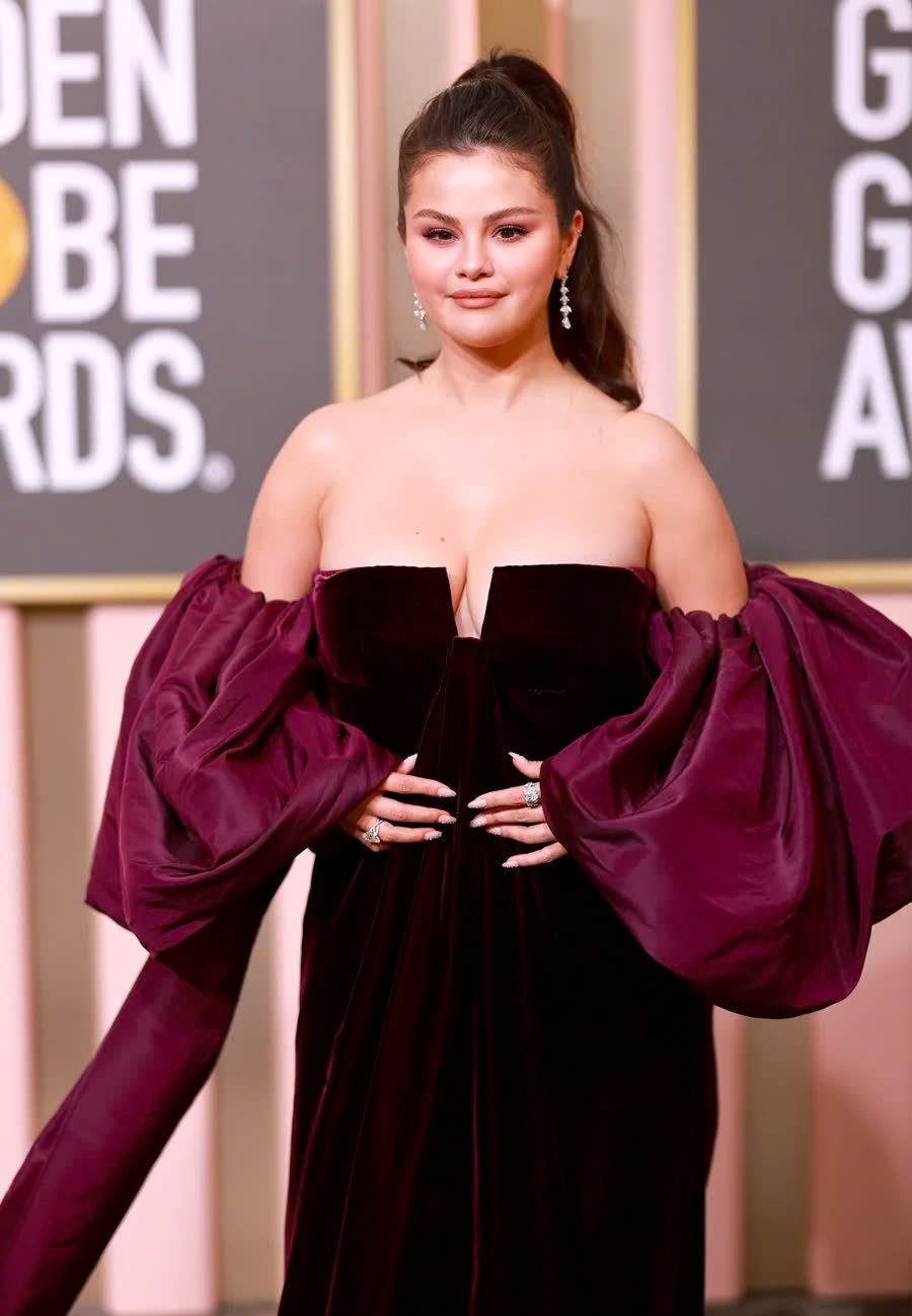 Selena Gomez sinh năm 1992, cô trở thành sao nhí nổi tiếng khắp thế giới nhờ bộ phim của Disney - Phù thủy xứ Waverly. Ngoài âm nhạc và diễn xuất, hiện tài sản của cô đến từ thương hiệu mỹ phẩm Rare Beauty. Selena Gomez hiện là sao nữ có lượng người theo dõi nhiều nhất trên Instagram, với 424 triệu follower. Ngoài sự nghiệp, năm nay, người đẹp đón nhiều niềm vui trong cuộc sống cá nhân khi đính hôn với nhạc sĩ Benny vào tháng 12 và tậu nhà 35 triệu USD làm tổ ấm mới.
