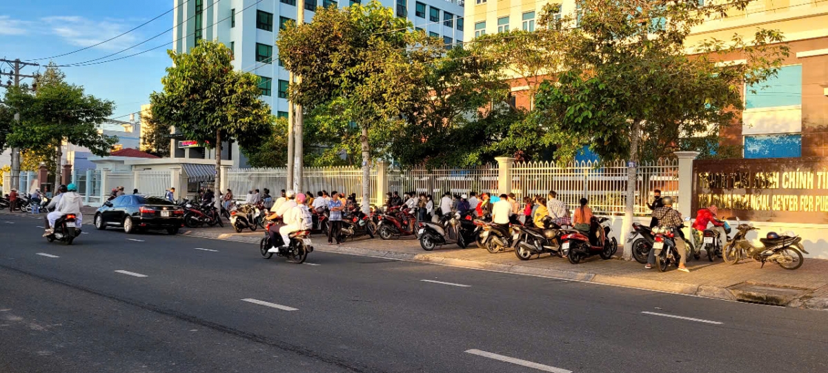 Dù đã sắp xếp bộ máy, chuyển chức năng nhiệm vụ nhưng từ sáng sớm hàng chục người dân phải "xếp hàng" trước trụ sở Trung tâm phục vụ hành chính công tỉnh Tiền Giang để làm thủ tục cấp đổi giấy phép lái xe