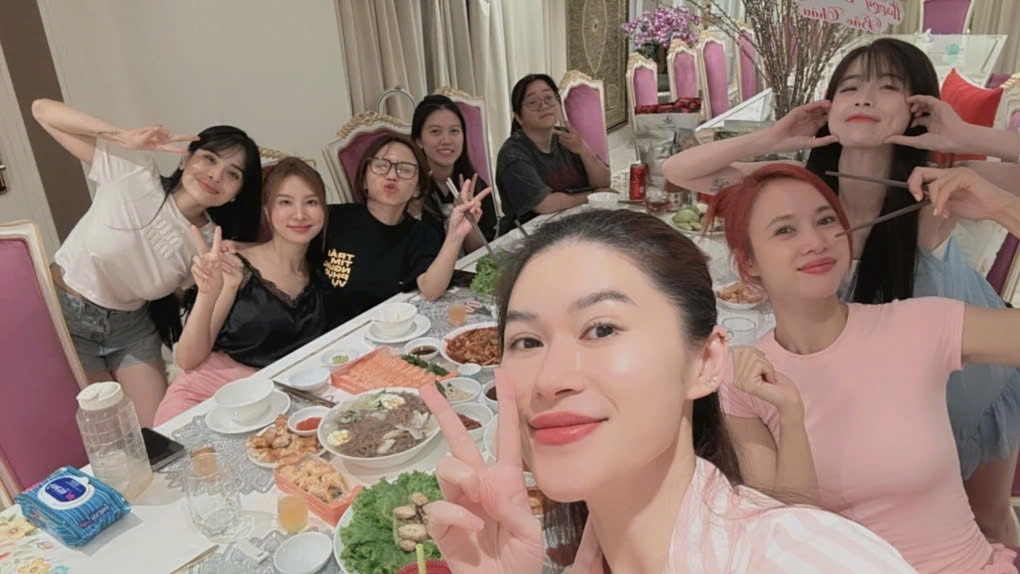 Các chị đẹp gồm Kiều Anh, Hạnh Sino, Ngọc Phước, Vũ Ngọc Anh... tụ họp tại nhà Ngọc Thanh Tâm. (Nguồn: FBNV)