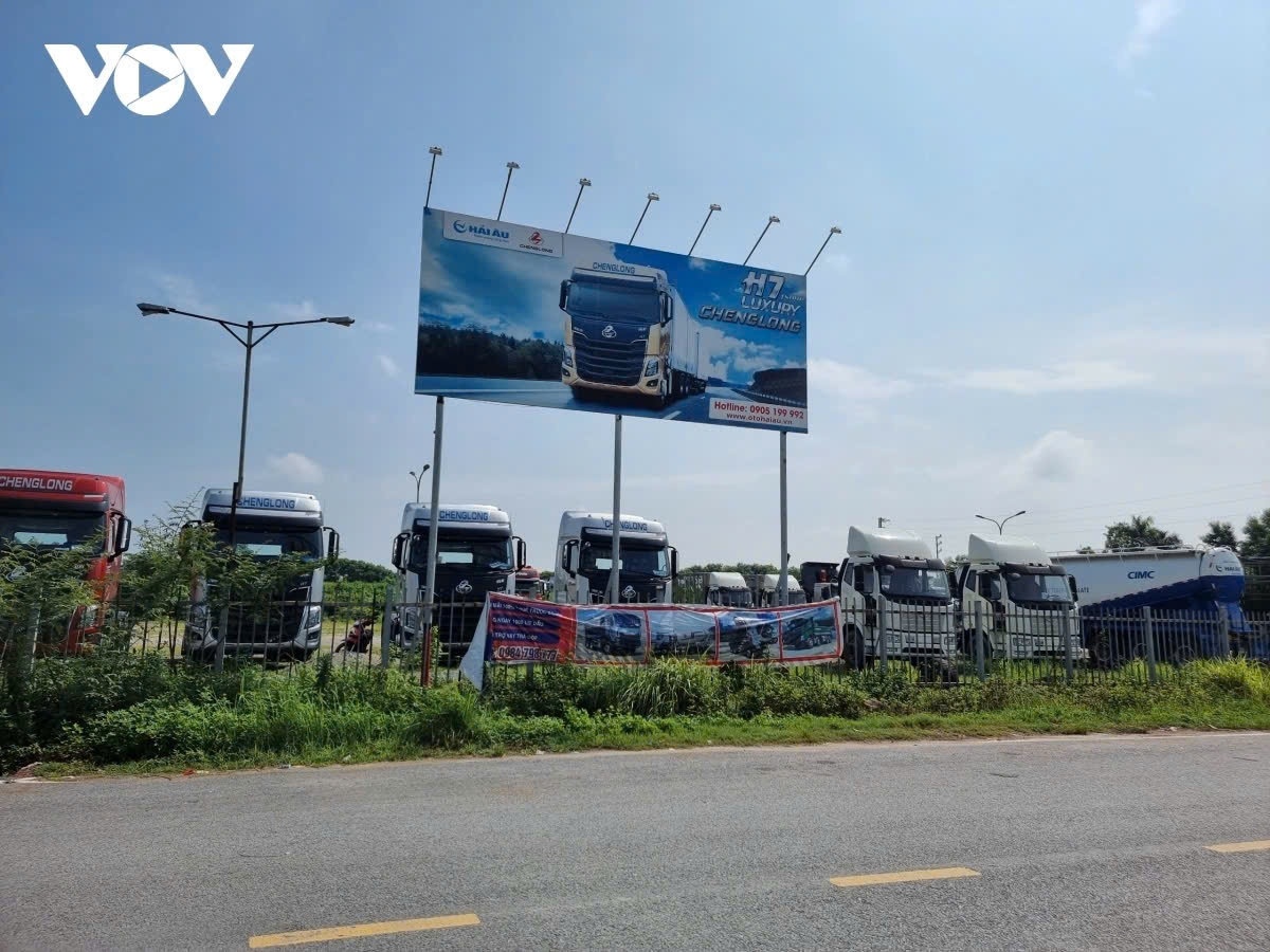 Trên một tấm biển cỡ lớn đặt bên ngoài một trong hai bãi xe (phóng viên ghi nhận trước đó)