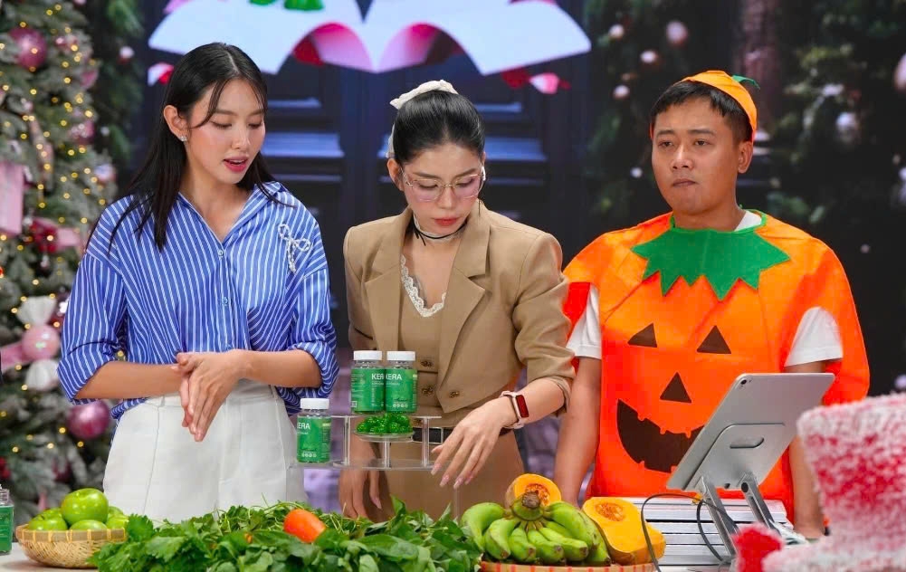 Hoa hậu Thuỳ Tiên, Quang Linh Vlogs và Hằng Du Mục trong một phiên livestream bán sản phẩm