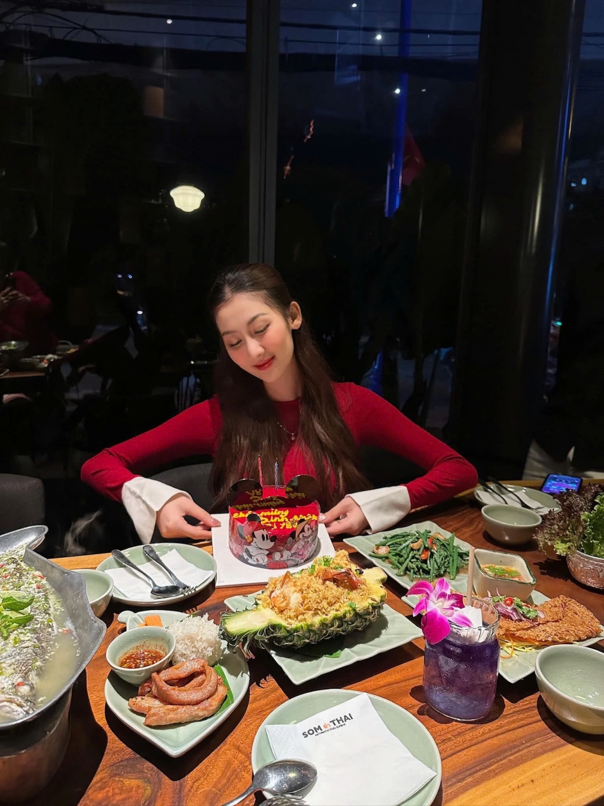 Hoa hậu Quế Anh hạnh phúc đón sinh nhật sớm cùng những người thân thiết. (Nguồn: FBNV)