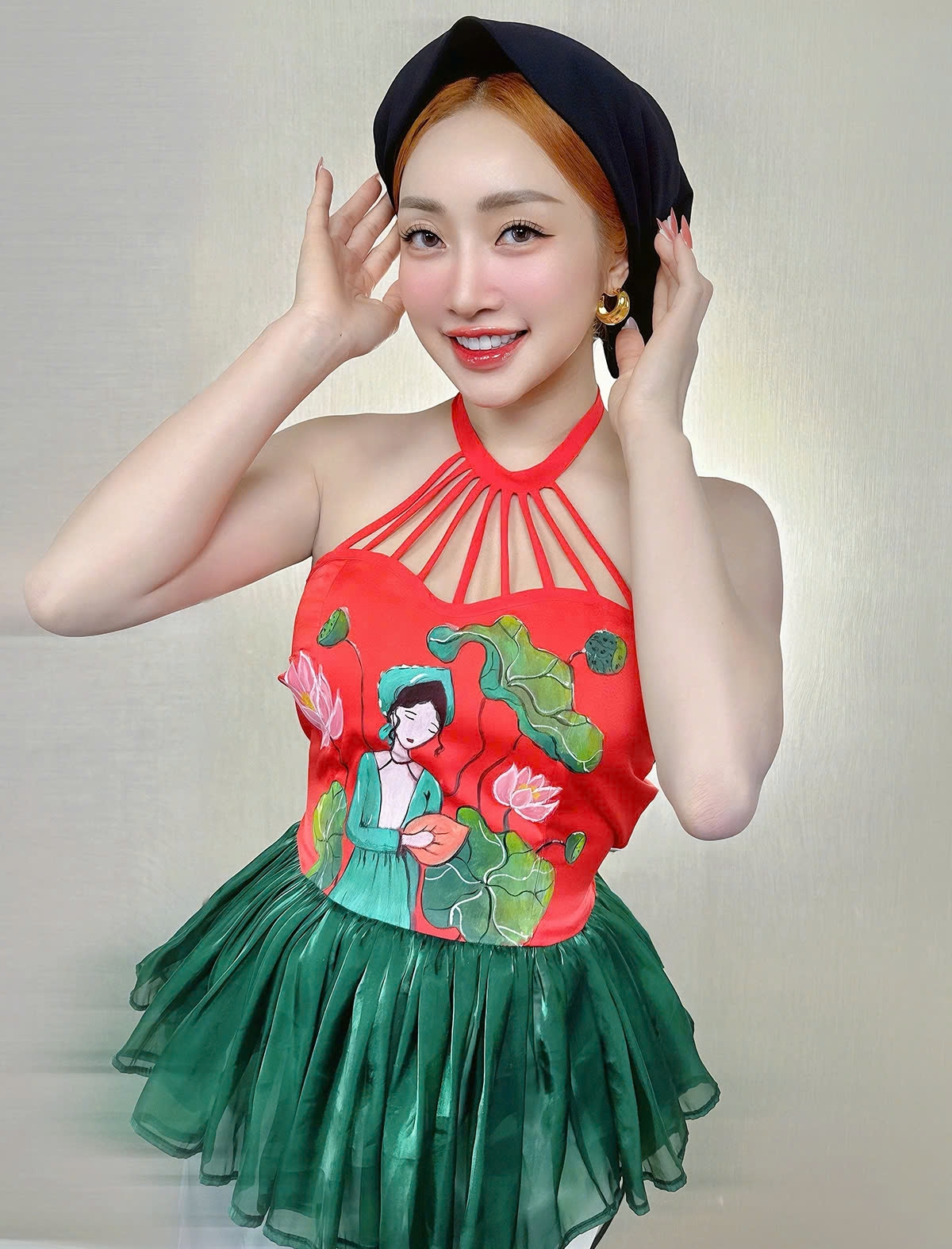 Vợ diễn viên Chi Bảo - Lý Thùy Chang cho biết cô rất thích MV “Bắc Bling” của ca sĩ Hòa Minzy. Nữ doanh nhân cosplay thành nhân vật "em gái Bắc Bling", nhảy múa quay video đăng lên mạng xã hội. (Nguồn: FBNV)