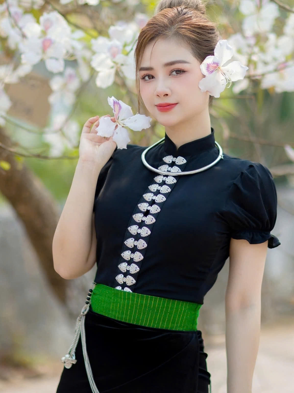 Dương Hoàng Yến diện trang phục dân tộc Thái, khoe dáng bên sắc hoa ban ở Điện Biên. (Nguồn: FBNV)