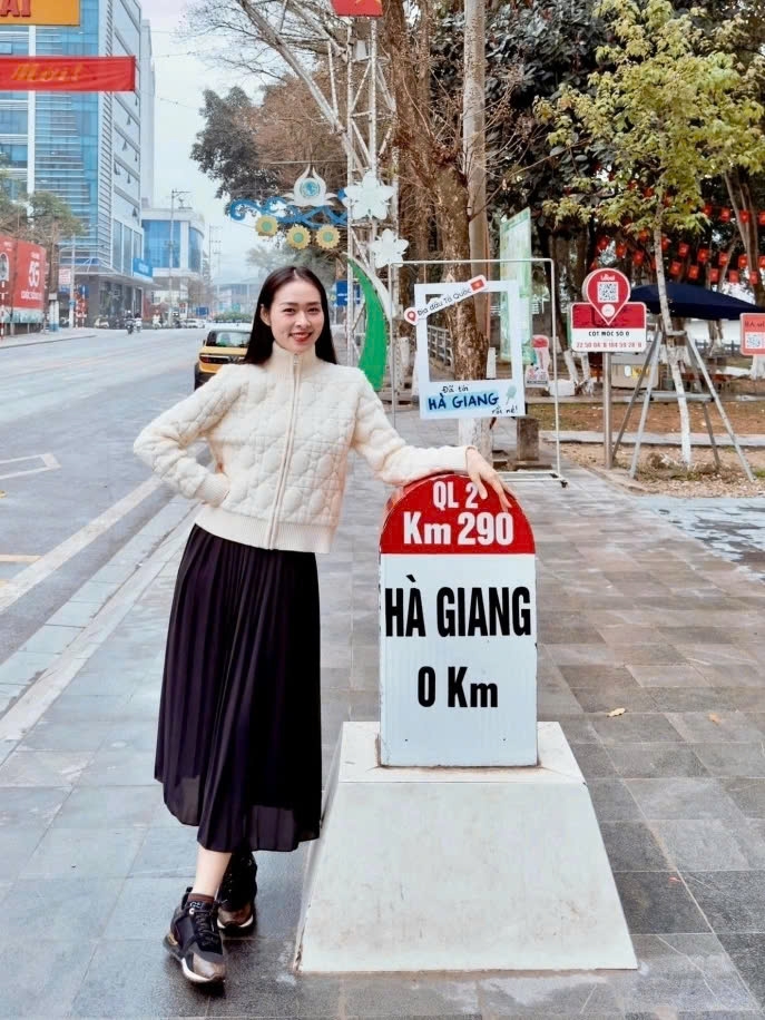 Diệp Bảo Ngọc đi công tác Hà Giang, check-in tại cột mốc km số 0 nằm ở trung tâm thành phố. (Nguồn: FBNV)