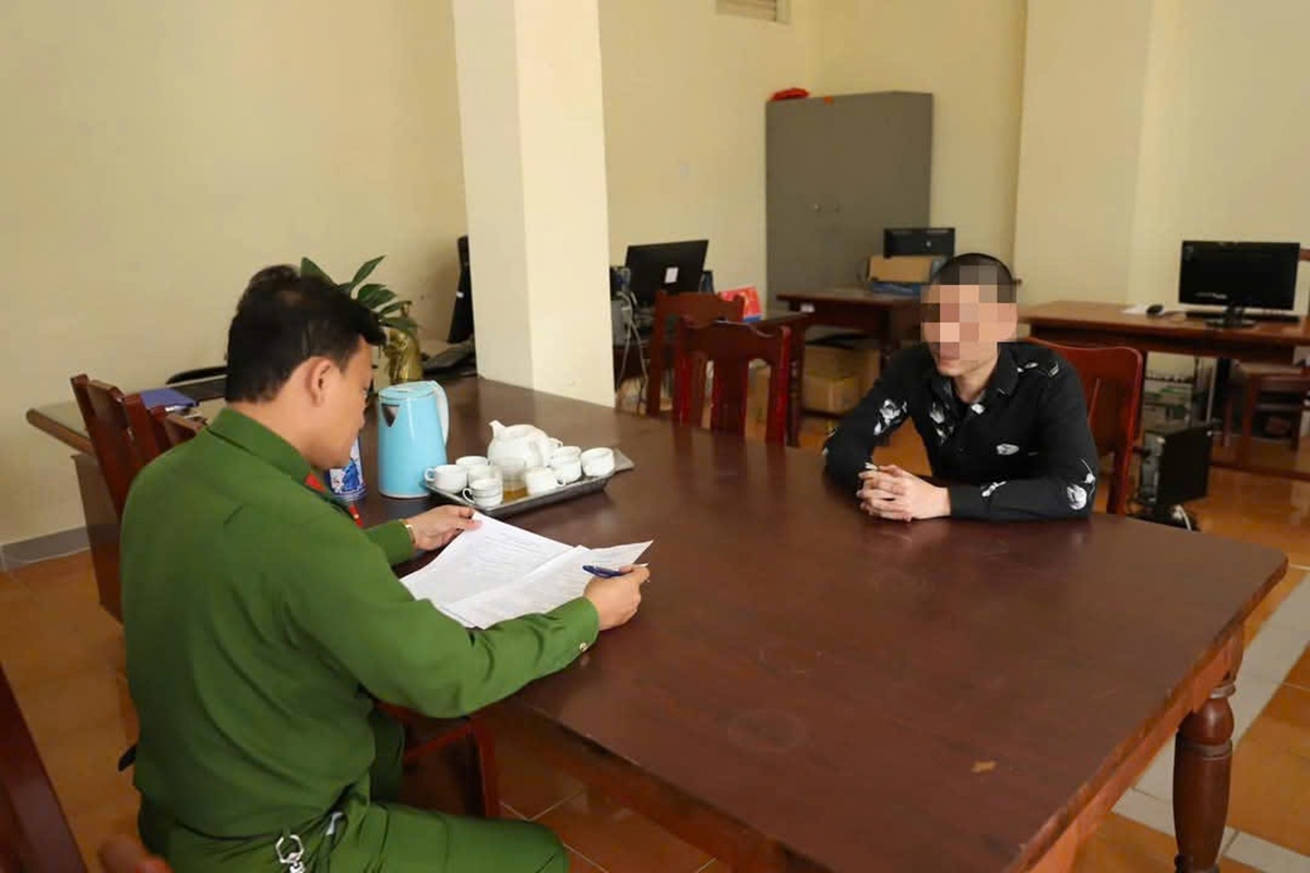 Lực lượng công an làm việc với Võ Thanh Thuận. Ảnh: CANT