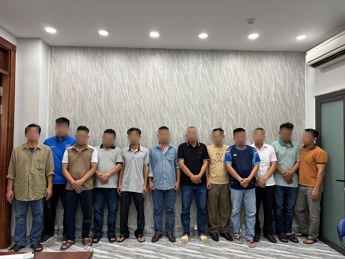 12 đối tượng bị khởi tố. (Ảnh: Công an cung cấp)