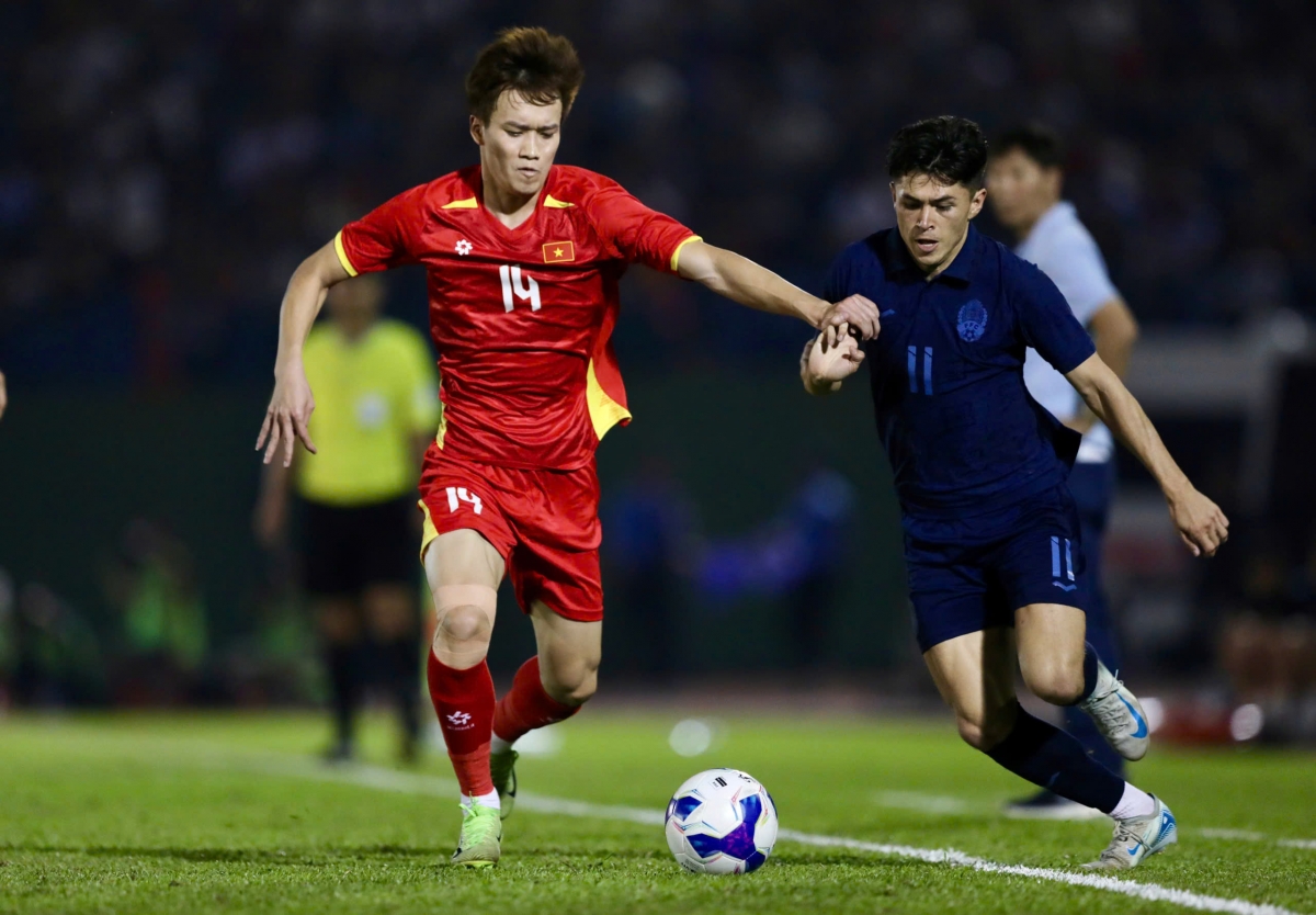 ĐT Việt Nam gặp nhiều khó khăn trước ĐT Campuchia (Ảnh: Minh Hoàng).