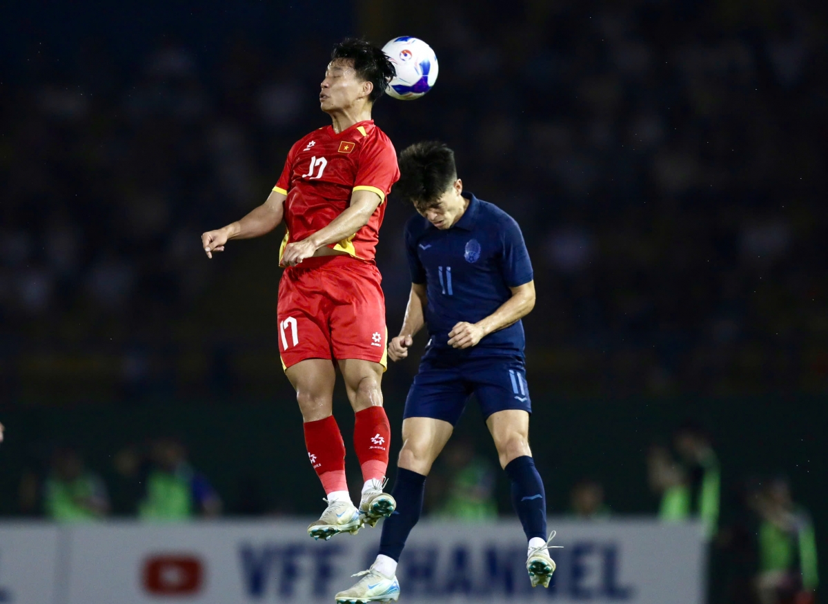 ĐT Việt Nam gặp khó khăn trước ĐT Campuchia (Ảnh: Minh Hoàng).