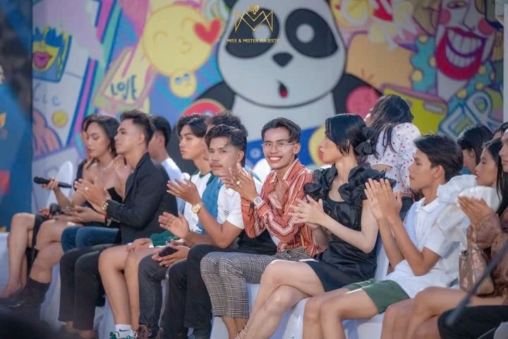 Những ngày qua, cuộc thi Miss &amp; Mister Majestic Cambodia (Hoa hậu và Nam Vương Campuchia) đang nhận được nhiều sự chú ý của khán giả Việt Nam. Theo đánh giá của cộng đồng mạng, dù không theo tiêu chuẩn nhan sắc thông thường, dàn thí sinh năm nay vẫn thu hút sự chú ý đáng kể. Bên cạnh việc dự đoán người sẽ chiến thắng năm nay, khán giả cũng tìm lại thông tin của Nam vương Campuchia 2024 là Nawin. (Ảnh: Miss &amp; Mister Majestic)
