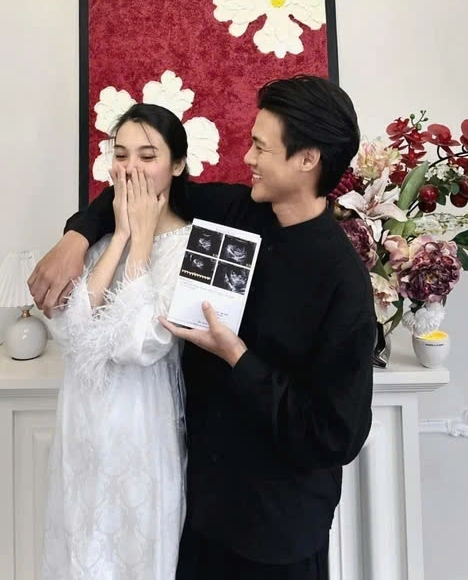 Diễn viên Quỳnh Lương và thiếu gia Tiến Phát thông báo tin vui. Cả hai tổ chức lễ vu quy tại tư gia ở huyện Tam Nông, tỉnh Phú Thọ vào ngày 21/3. Trên trang cá nhân, thiếu gia Tiến Phát hài hước cho biết: "Mọi người bỏ ống heo dần rồi em gửi lịch nhà trai nhé. Tự nhiên đang vui quá trời cái đi cưới vợ". Trong khi đó, Quỳnh Lương chia sẻ: "Mời mọi người đi đám cưới online cùng chúng tui nha". (Nguồn: FBNV)