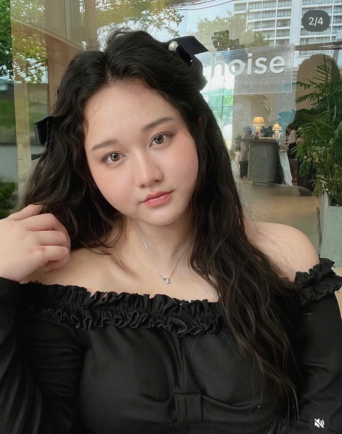 Mới đây, Trúc Anh chia sẻ những hình ảnh chụp cận gương mặt và tiết lộ từng đạt cân nặng hơn 80kg: "Trước, trong và sau Tết 2025 cân nặng trên 80kg xấp xỉ 81,82kg. Khúc này sốc quá tôi quên chụp lại".