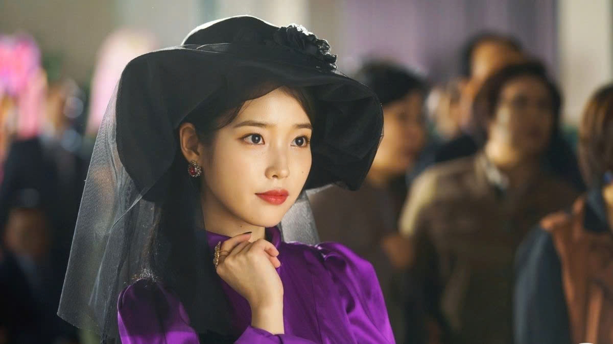 Không chỉ thành công trong lĩnh vực âm nhạc, IU còn khẳng định tài năng diễn xuất qua nhiều vai diễn ấn tượng trong các bộ phim như Dream High, Người tình ánh trăng, Ông chú của tôi, Khách sạn ma quái... Mỗi vai diễn của IU đều được đánh giá cao về khả năng diễn xuất tự nhiên, chân thật.