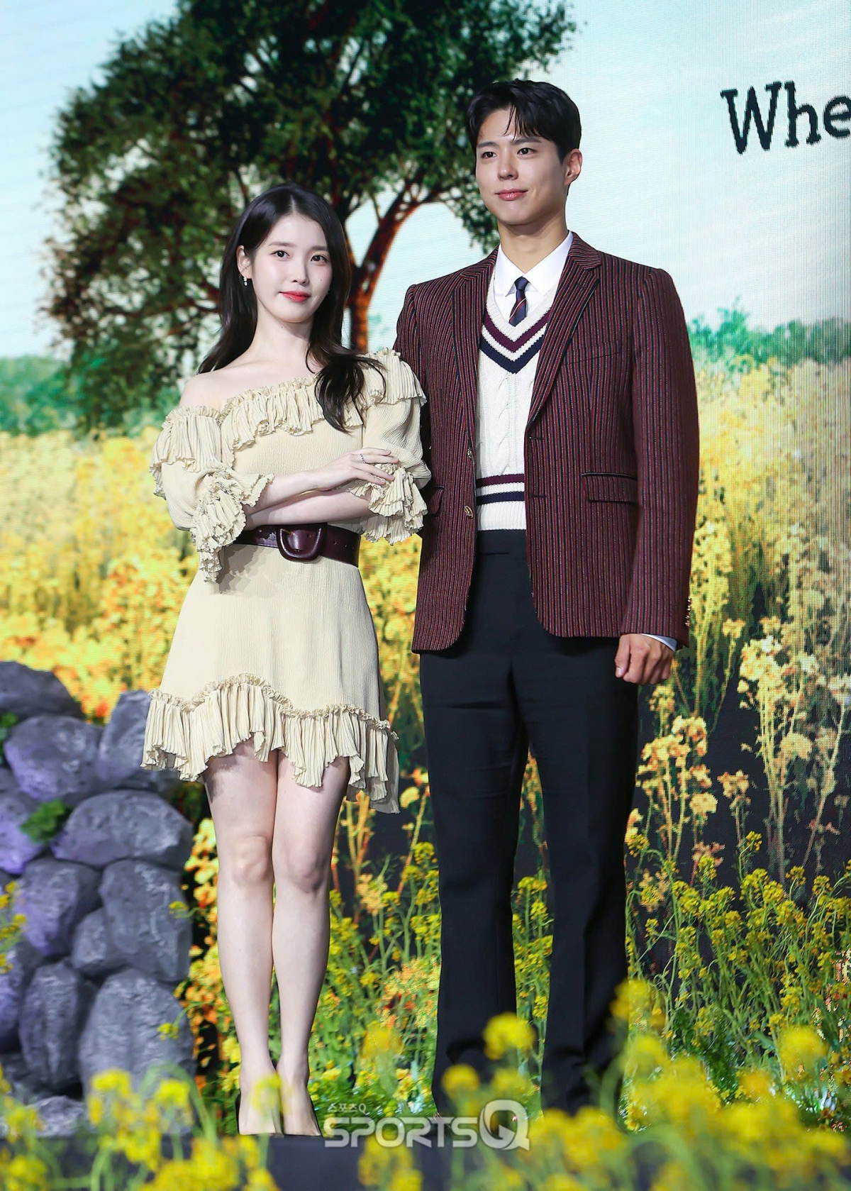 Con đường diễn xuất của IU cũng không hề dễ dàng, nhất là khi cô xuất thân từ một idol rẽ hướng sang diễn viên. Ban đầu, diễn xuất của IU thường bị đánh giá là cứng nhắc, biểu cảm thiếu tự nhiên, thậm chí cô còn bị gán mác “bình hoa di động”. Tuy nhiên, bằng sự nỗ lực không ngừng, IU đã từng bước khẳng định bản thân qua nhiều vai diễn đa dạng, thể hiện khả năng hóa thân linh hoạt và ngày càng được công nhận trong lĩnh vực điện ảnh.