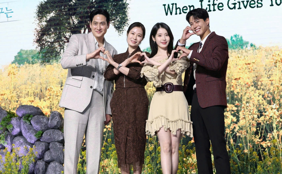 Nữ ca sĩ IU (tên thật là Lee Ji Eun) bắt đầu sự nghiệp âm nhạc từ năm 2008 và hiện là nghệ sĩ có sức ảnh hưởng lớn tại Hàn Quốc. Ngoài vai trò ca sĩ, cô còn giành nhiều giải thưởng phim danh giá và được khán giả yêu mến bởi nhan sắc trong trẻo, ngọt ngào dù đã bước sang tuổi 32. 