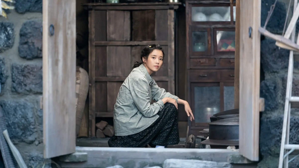 Với gương mặt mộc đi cùng kiểu tóc ngắn lại giúp IU càng thêm trẻ trung hơn tuổi thật. Khó mà ngờ được IU đã 32 tuổi nhưng vẫn đóng vai nữ sinh rất tự nhiên. Không cần son phấn, các đường nét trên gương mặt cô vẫn rất hài hòa, ăn hình.