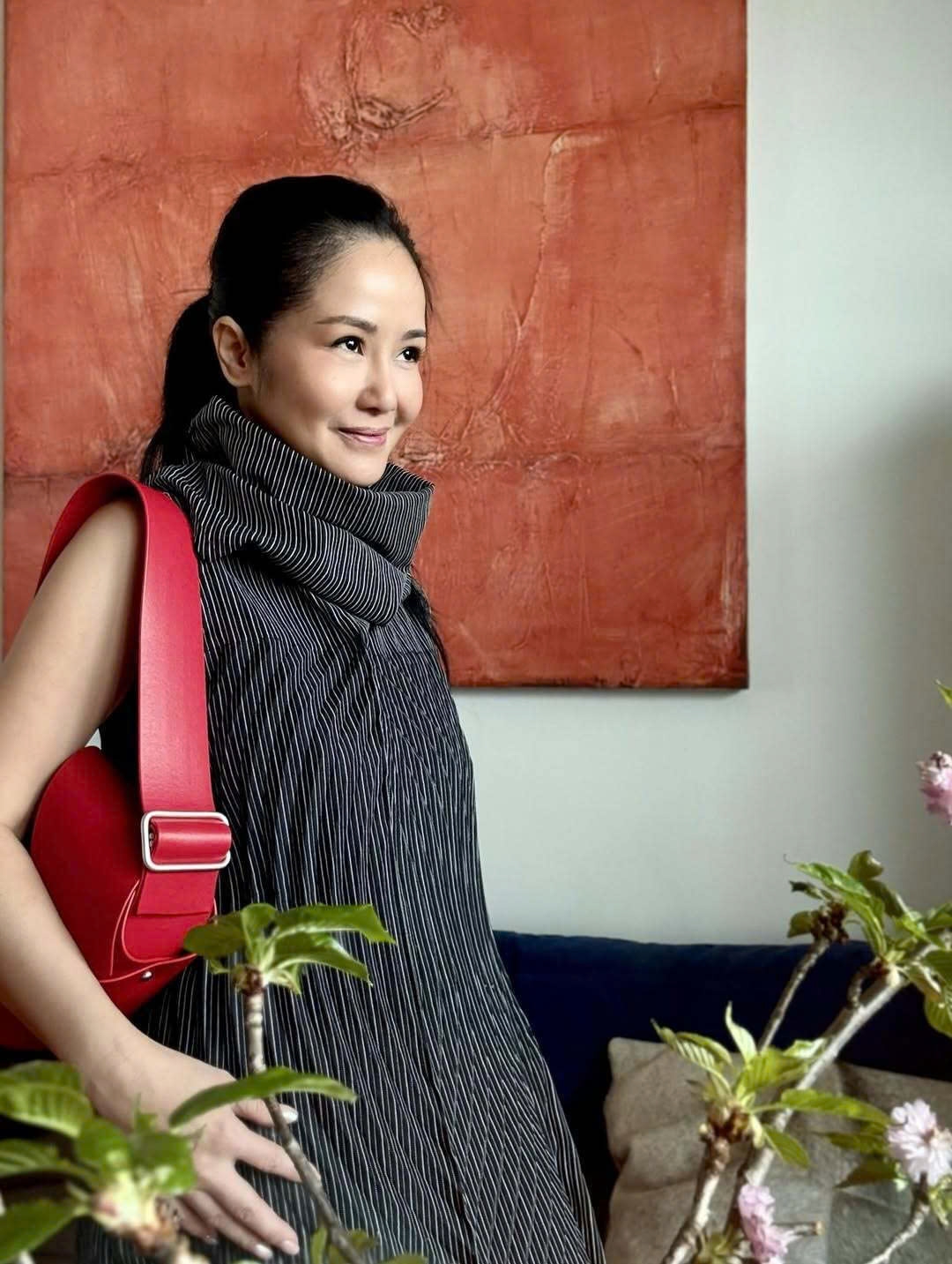 Diva Hồng Nhung đăng ảnh tươi tắn, tinh thần lạc quan sau thời gian điều trị bệnh ung thư. "Một chút lá hoa cho ngày mới nắng lên hồng! Ca sĩ đã sẵn sàng trở lại sân khấu!", cô viết. (Ảnh: FBNV)
