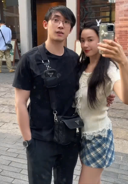 Midu cùng ông xã Minh Đạt trao nhau những cử chỉ âu yếm trên đường phố Quảng Châu. Hai vợ chồng đang tận hưởng chuyến đi tại Trung Quốc. Cả hai cùng ngắm cảnh khi ngồi trên xe, sau đó dạo phố bên sông và chiêm ngưỡng từng góc nhỏ nên thơ. (Nguồn: FBNV)