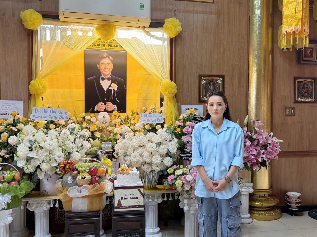 Diễn viên Hoài An đến chùa Đức Quang ở quận 4, TP HCM dâng bánh trái, thắp hương nhân ngày cúng thất thứ 3 cho cố nghệ sĩ Quý Bình. (Nguồn: FBNV)