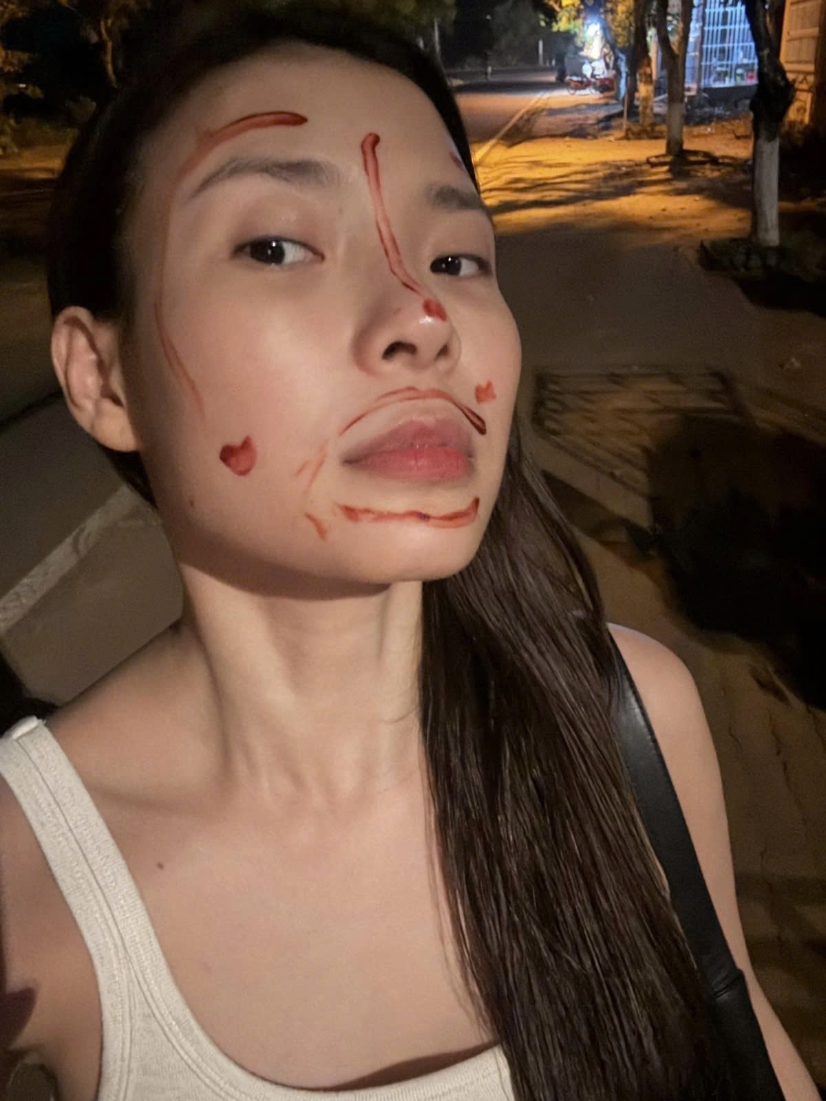 Thúy Diễm kể lại kỷ niệm khi đi quay ở Bình Phước, được đoàn phim rủ chơi cờ cá ngựa. Cô thua nên bị bôi son đầy mặt. (Nguồn: FBNV)