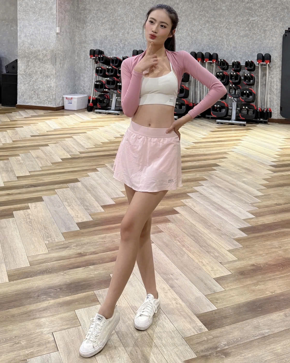 Hoa hậu Ý Nhi tập gym để cải thiện hình thể trước khi lên đường thi Miss World 2025. Thời gian qua, cô cho biết bảo lưu việc học ở Australia để tập trung cuộc thi nhan sắc. (Nguồn: FBNV)