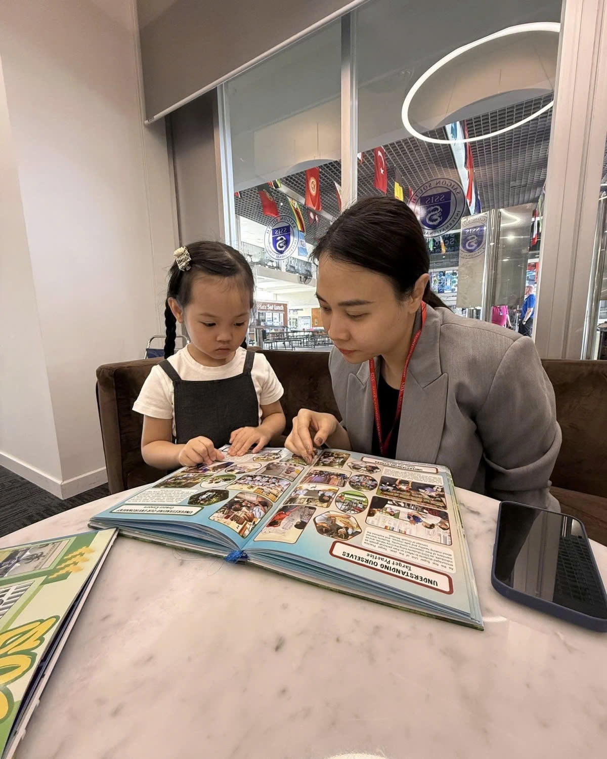 Đàm Thu Trang đưa con gái lớn Suchin đi chọn trường tiểu học. (Nguồn: FBNV)