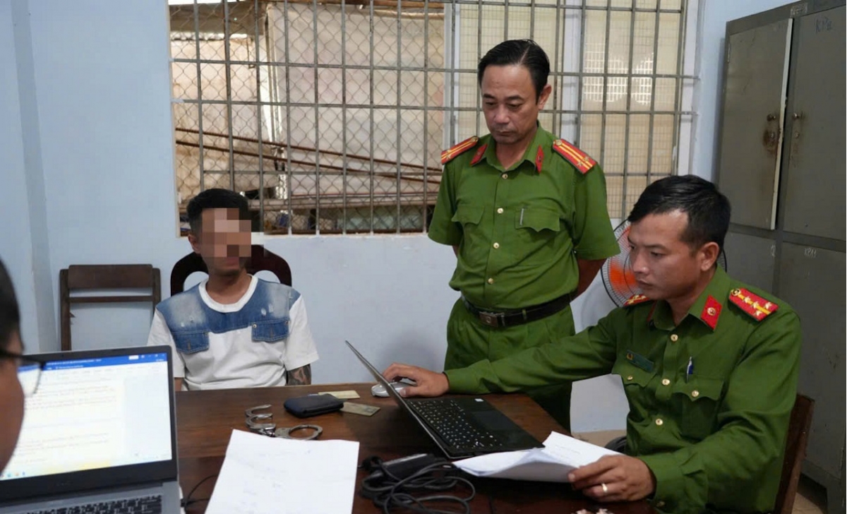 Đối tượng Kiệt tại Công an phường Phú Thuỷ. Ảnh: CABT