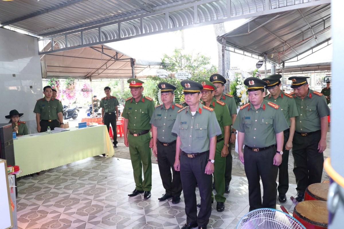 Đoàn công tác Công an tỉnh Hậu Giang đến viếng Đại úy Nguyễn Văn Kha. Ảnh: Thế Phong
