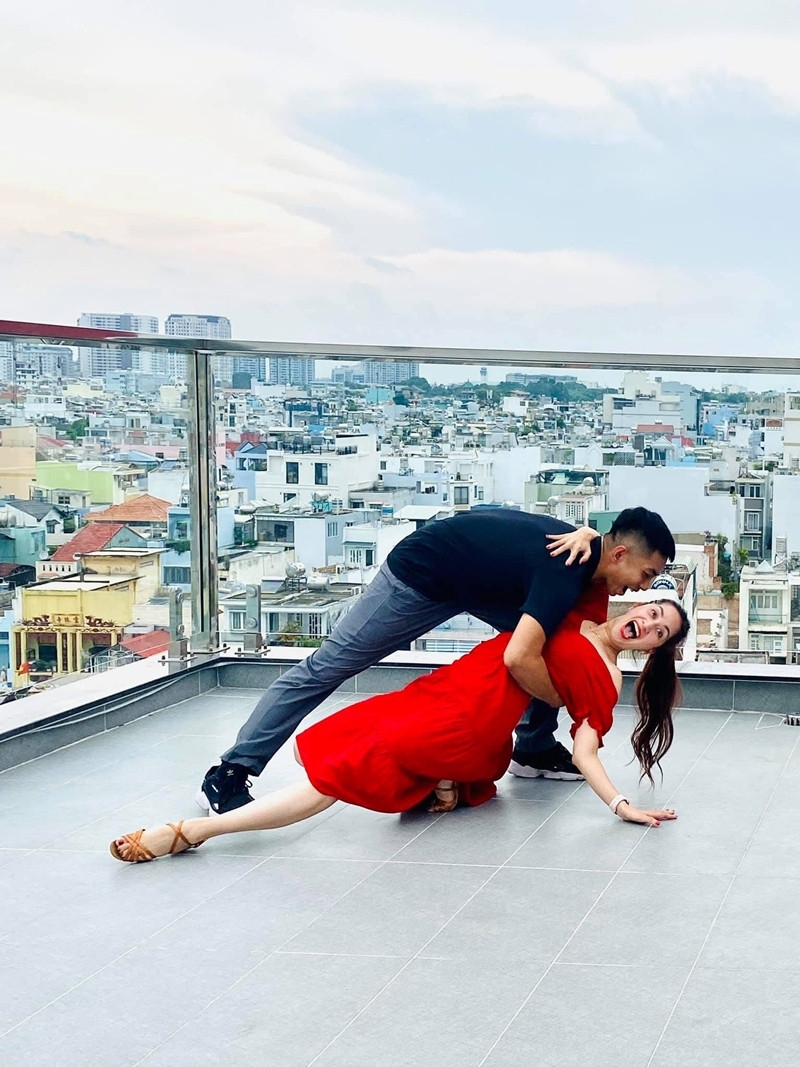 Phan Hiển và Khánh Thi khiêu vũ trên sân thượng với biểu cảm lầy lội.